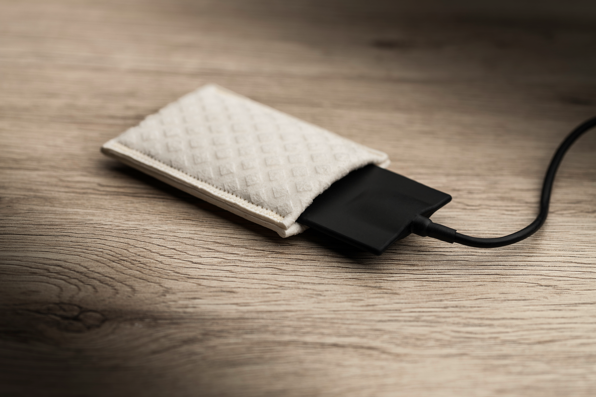 Saalio® underarm electrode sliding into its soft sponge pouch